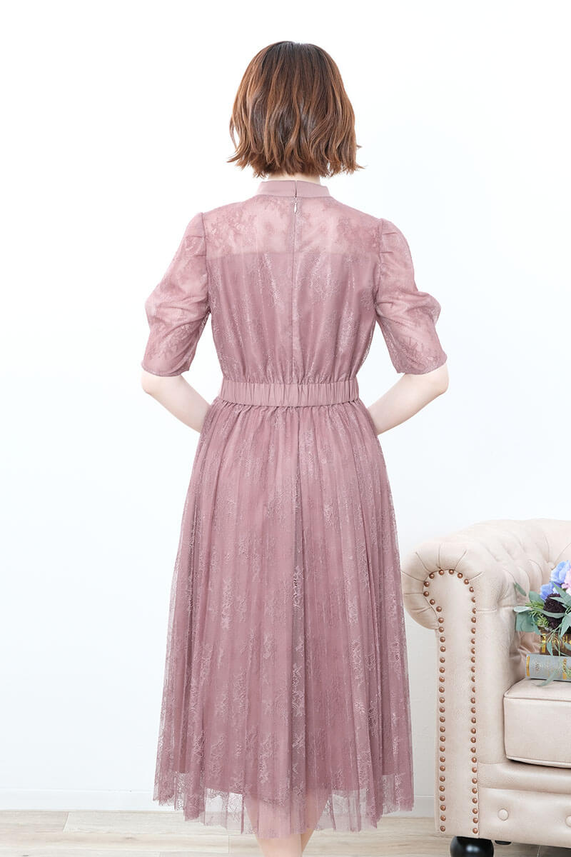 ピンクのクラシカルレースドレス