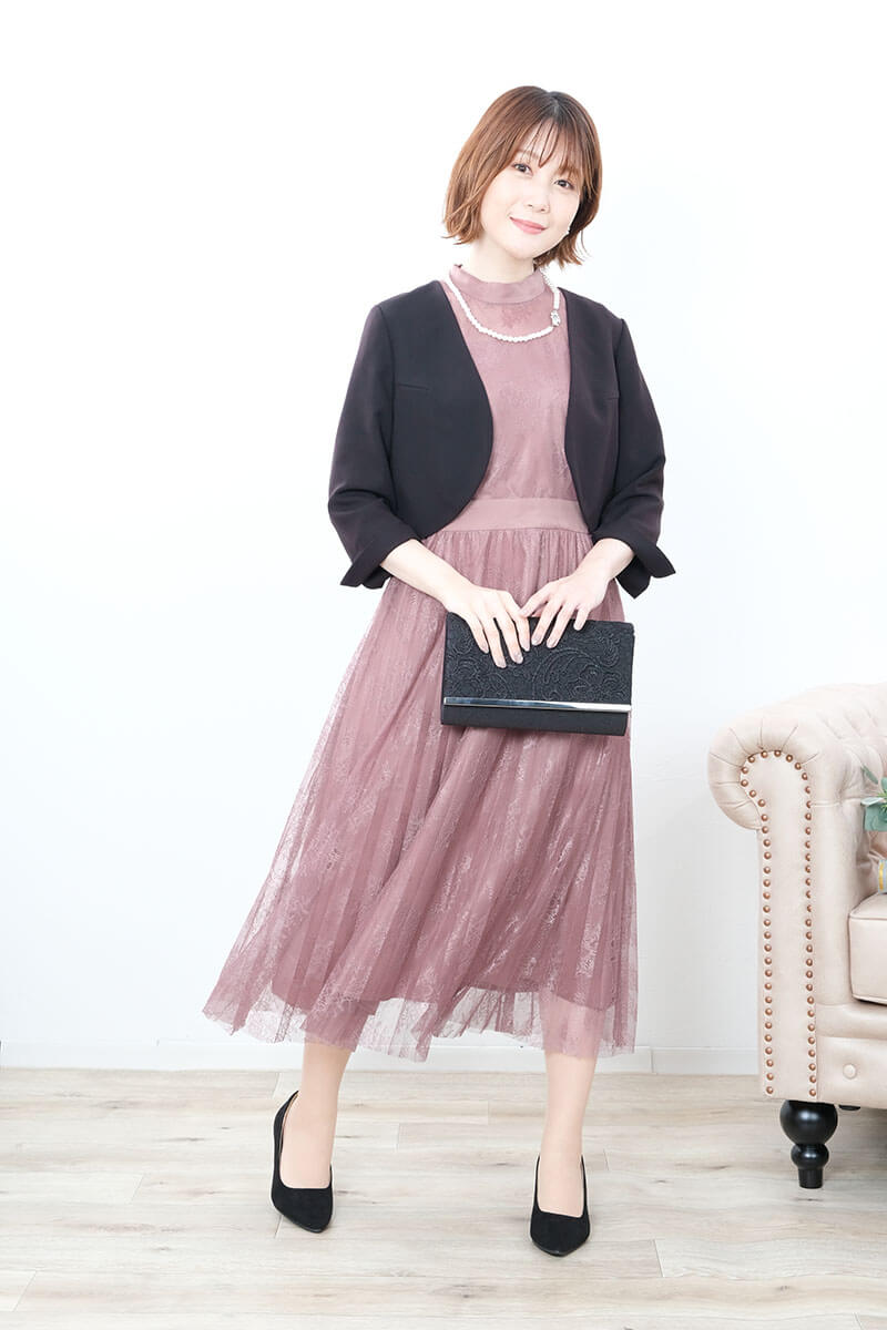 ピンクのクラシカルレースドレス