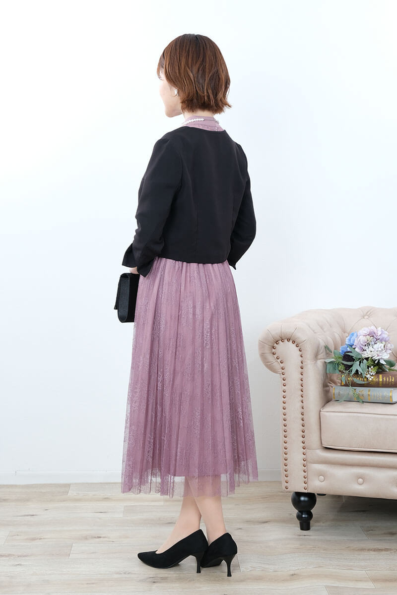 ピンクのクラシカルレースドレス