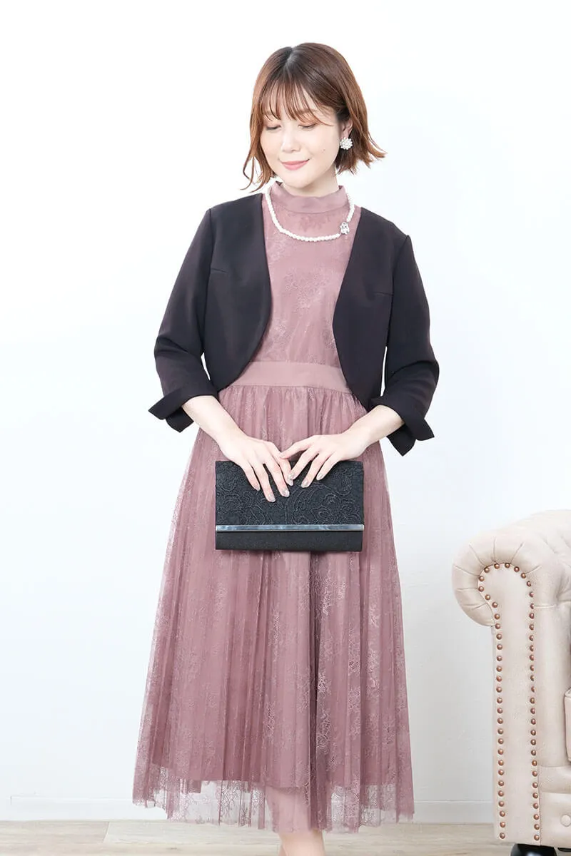 ピンクのクラシカルレースドレス