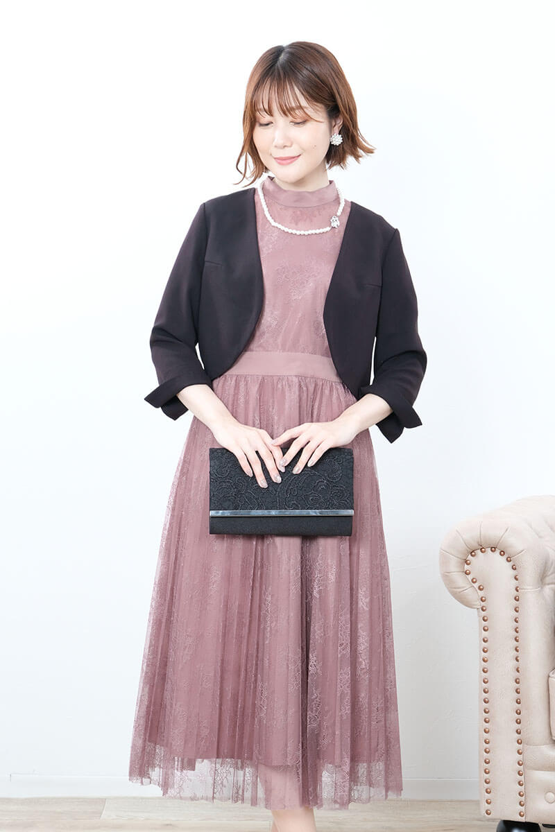 ピンクのクラシカルレースドレス