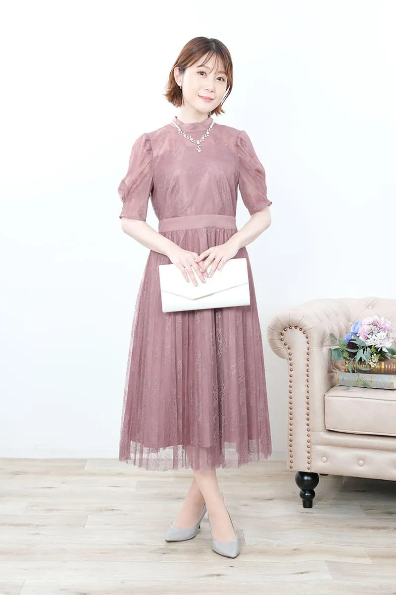 ピンクのクラシカルレースドレス
