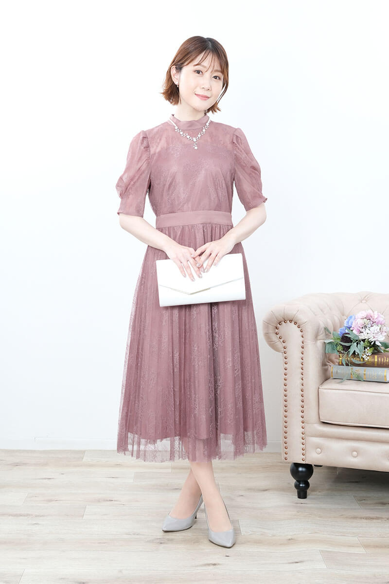 ピンクのクラシカルレースドレス