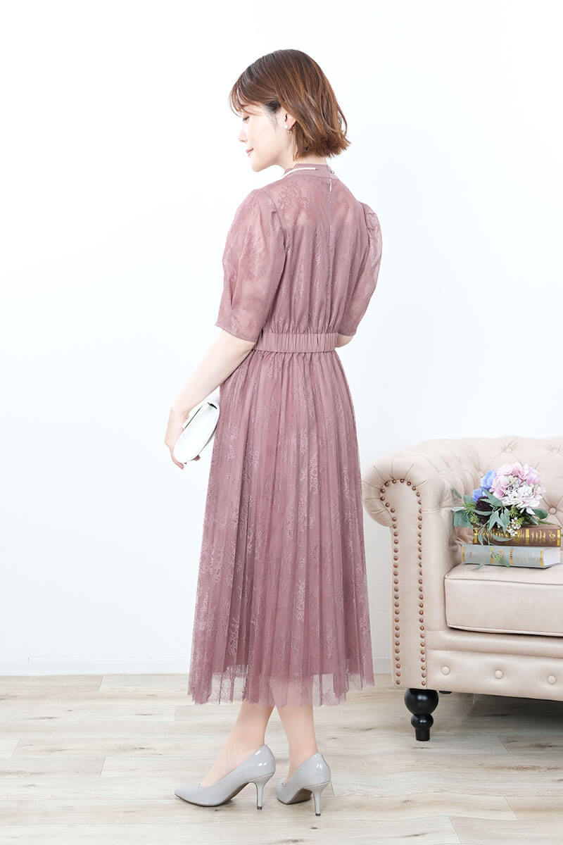 ピンクのクラシカルレースドレス