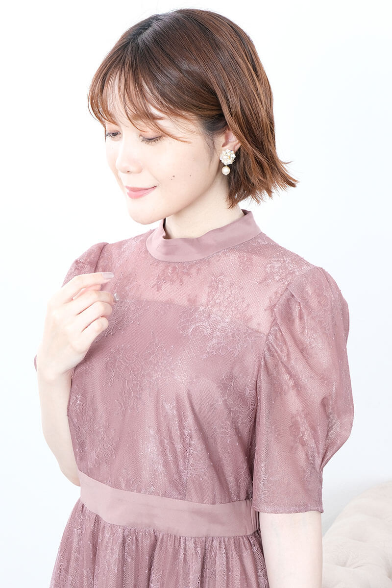 ピンクのクラシカルレースドレス