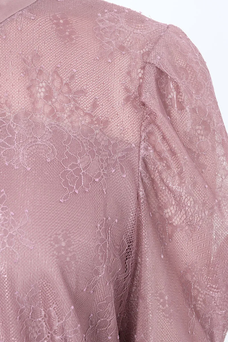 ピンクのクラシカルレースドレス