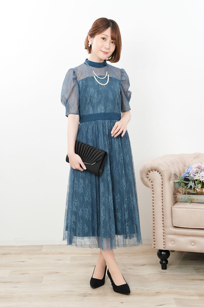 ブルーのクラシカルレースドレス