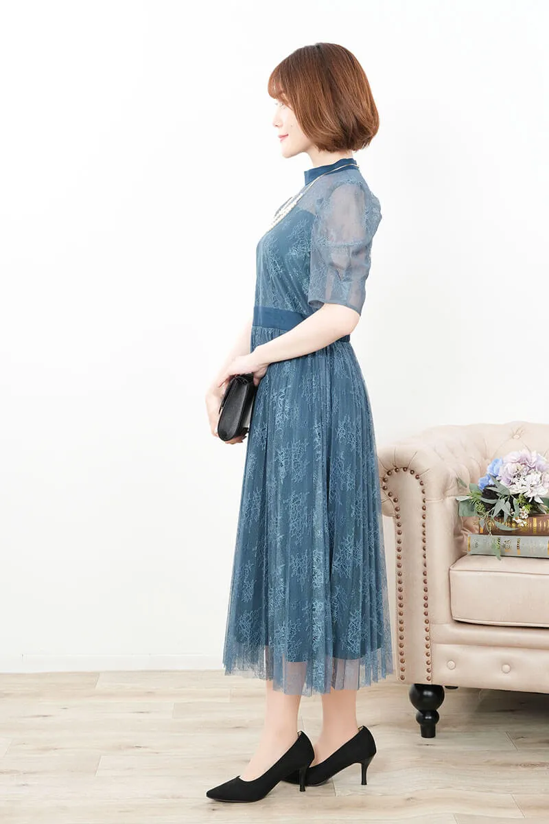 ブルーのクラシカルレースドレス