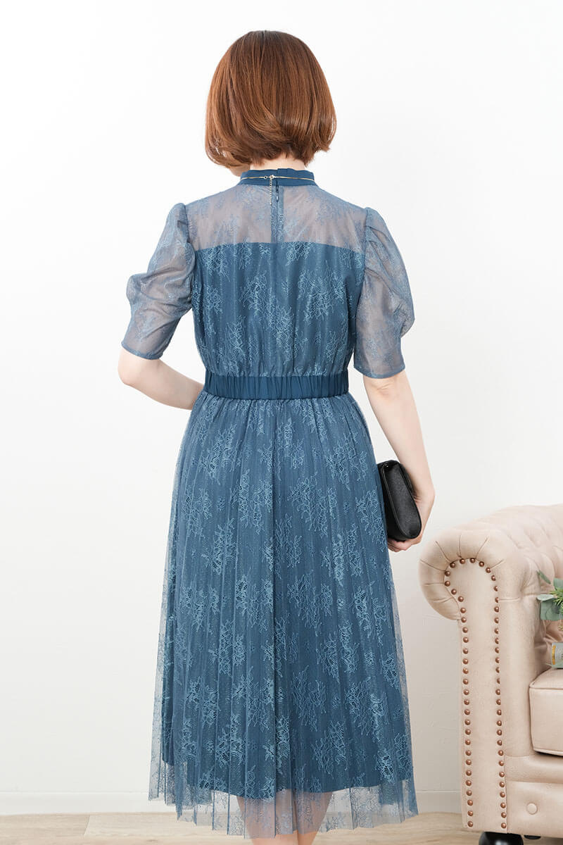 ブルーのクラシカルレースドレス