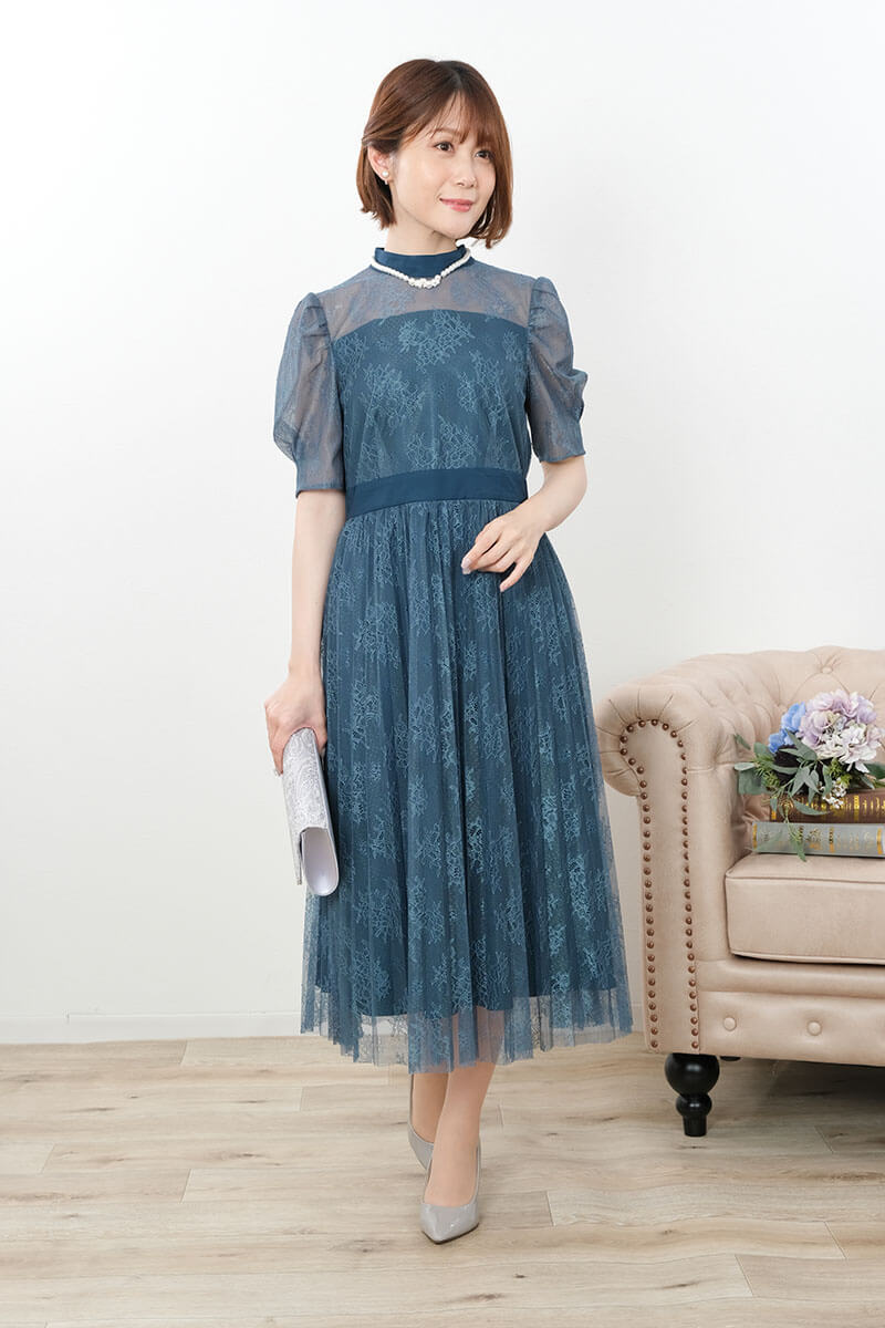 ブルーのクラシカルレースドレス
