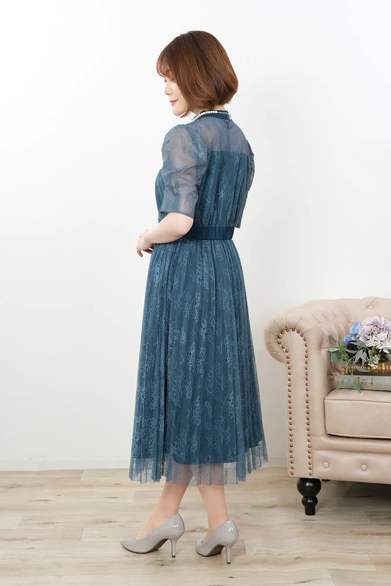 ブルーのクラシカルレースドレス