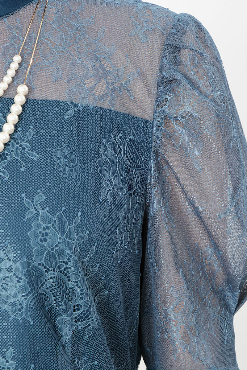 ブルーのクラシカルレースドレス