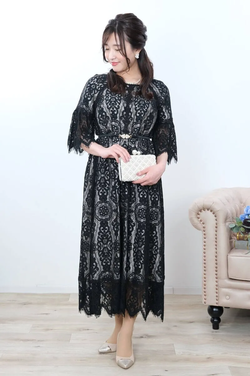 ブラックのフレアスリーブレースドレス