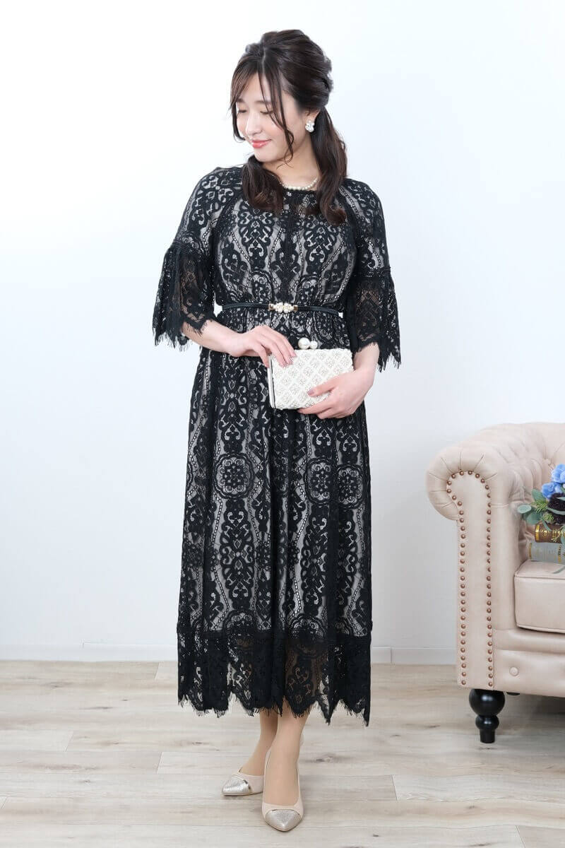 ブラックのフレアスリーブレースドレス