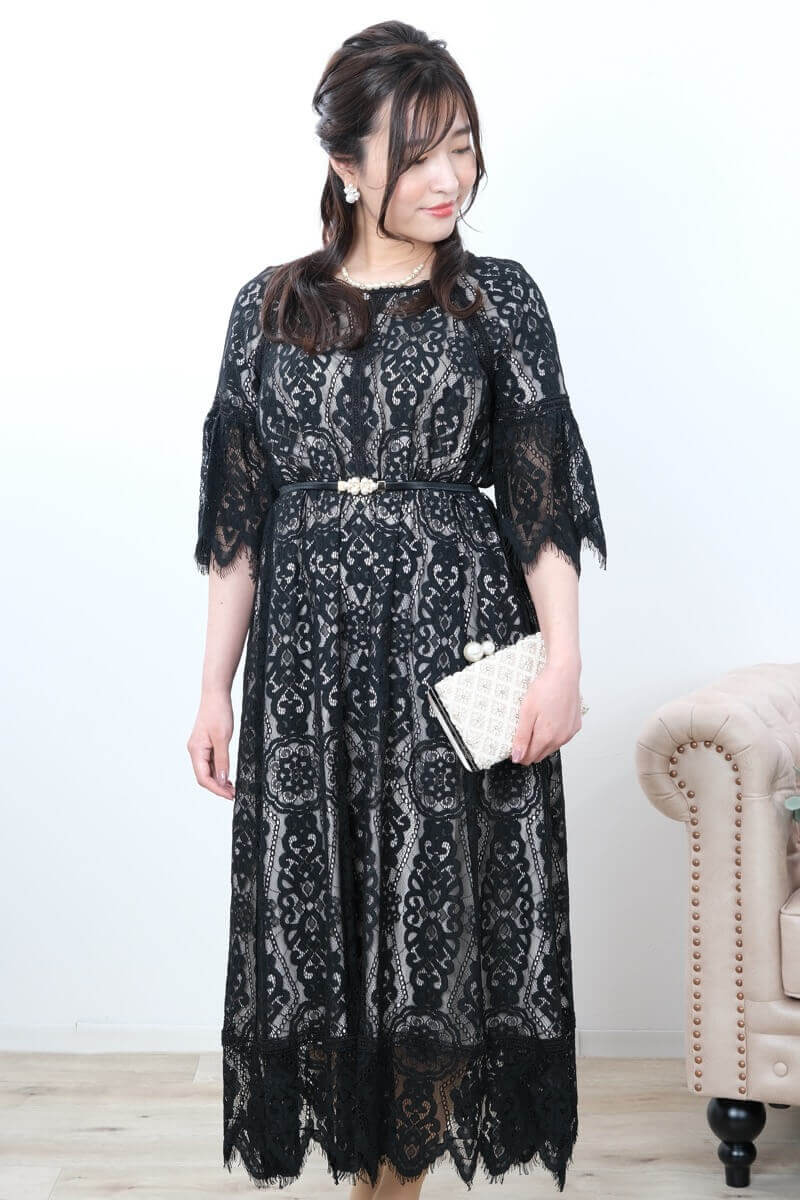 ブラックのフレアスリーブレースドレス