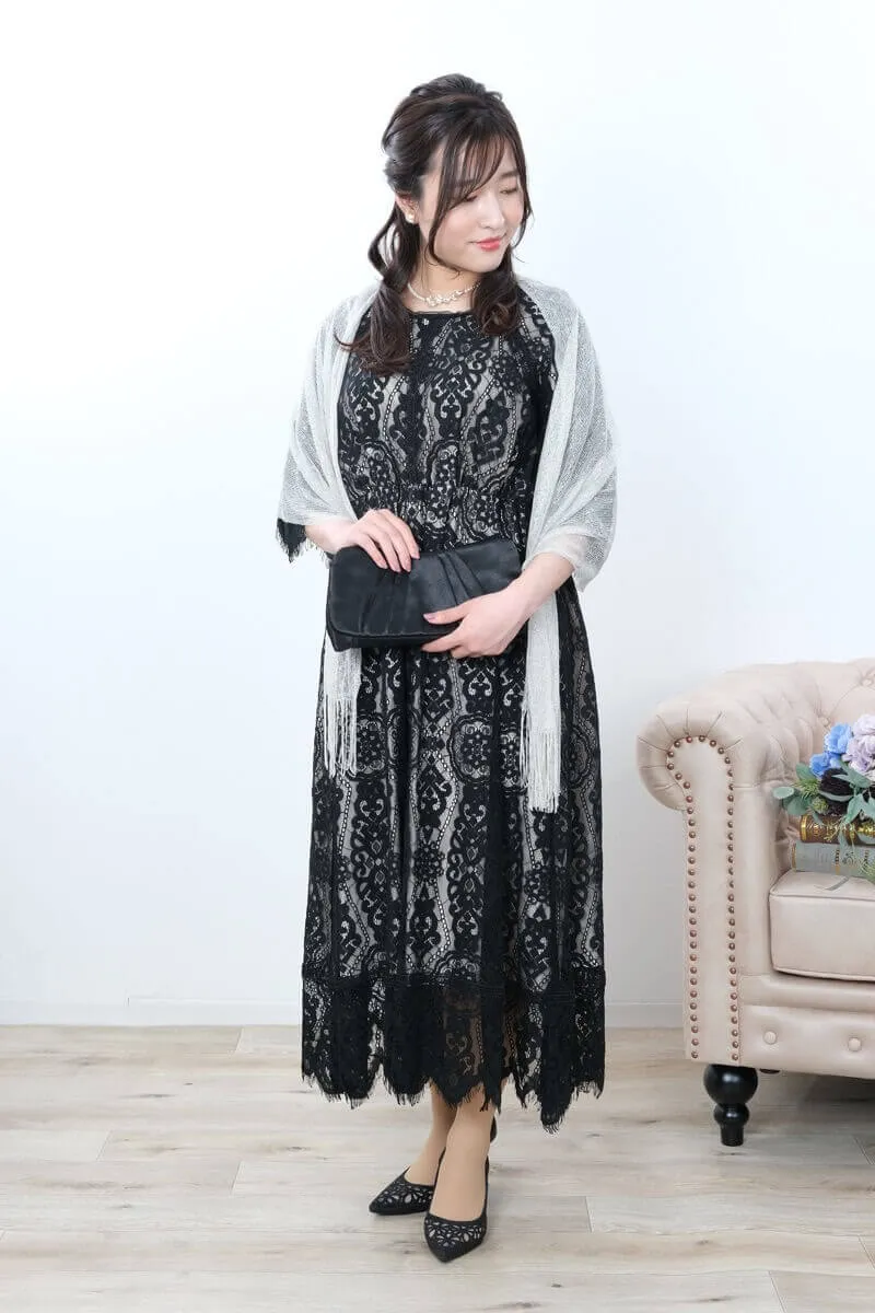 ブラックのフレアスリーブレースドレス