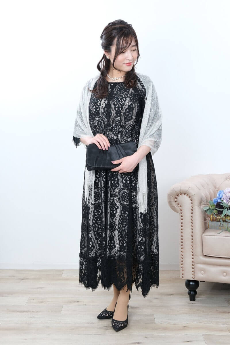 ブラックのフレアスリーブレースドレス