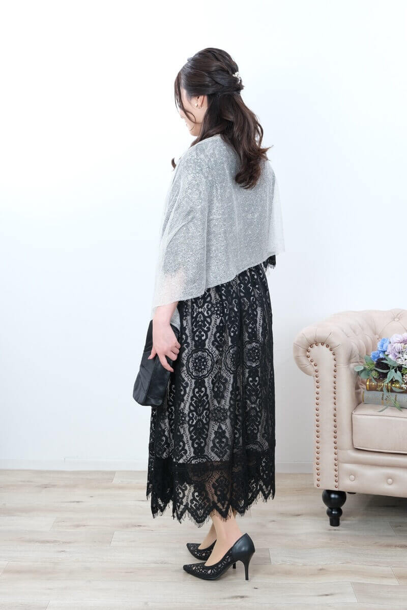 ブラックのフレアスリーブレースドレス