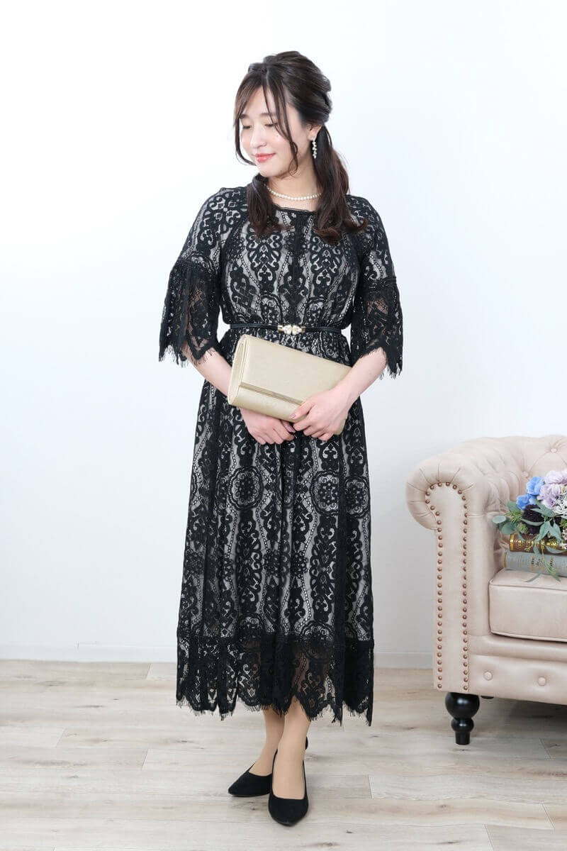 ブラックのフレアスリーブレースドレス