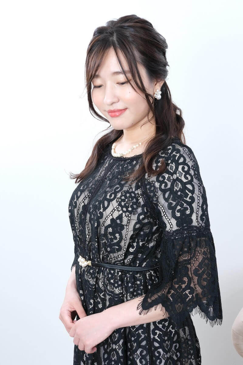 ブラックのフレアスリーブレースドレス