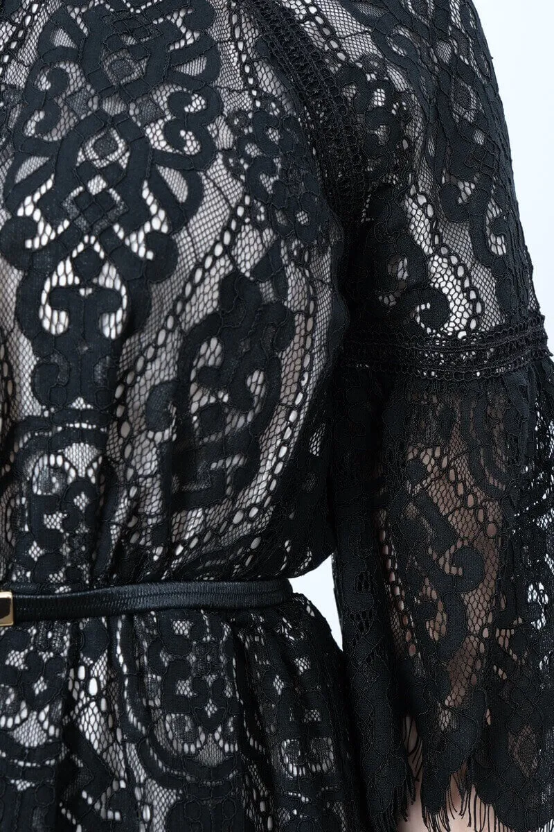 ブラックのフレアスリーブレースドレス