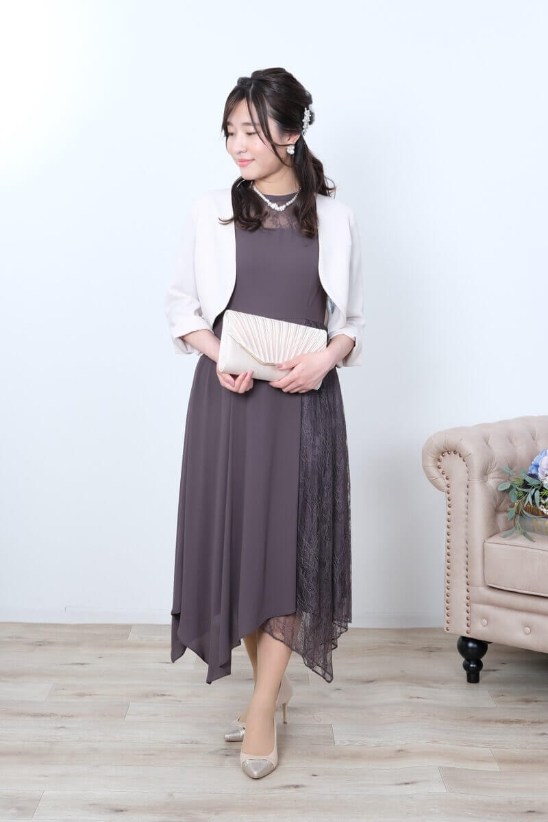 ブラウングレーのサイドレースイレギュラーヘムドレス