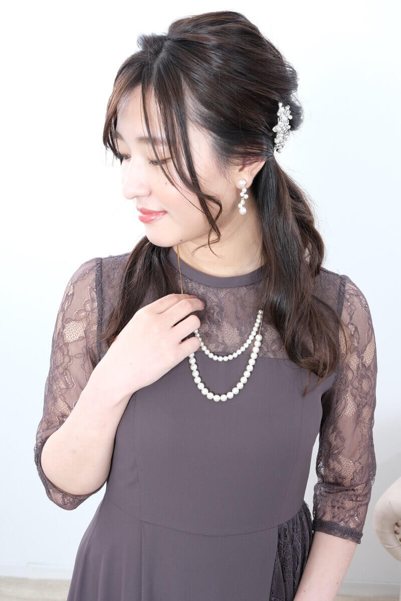 ブラウングレーのサイドレースイレギュラーヘムドレス