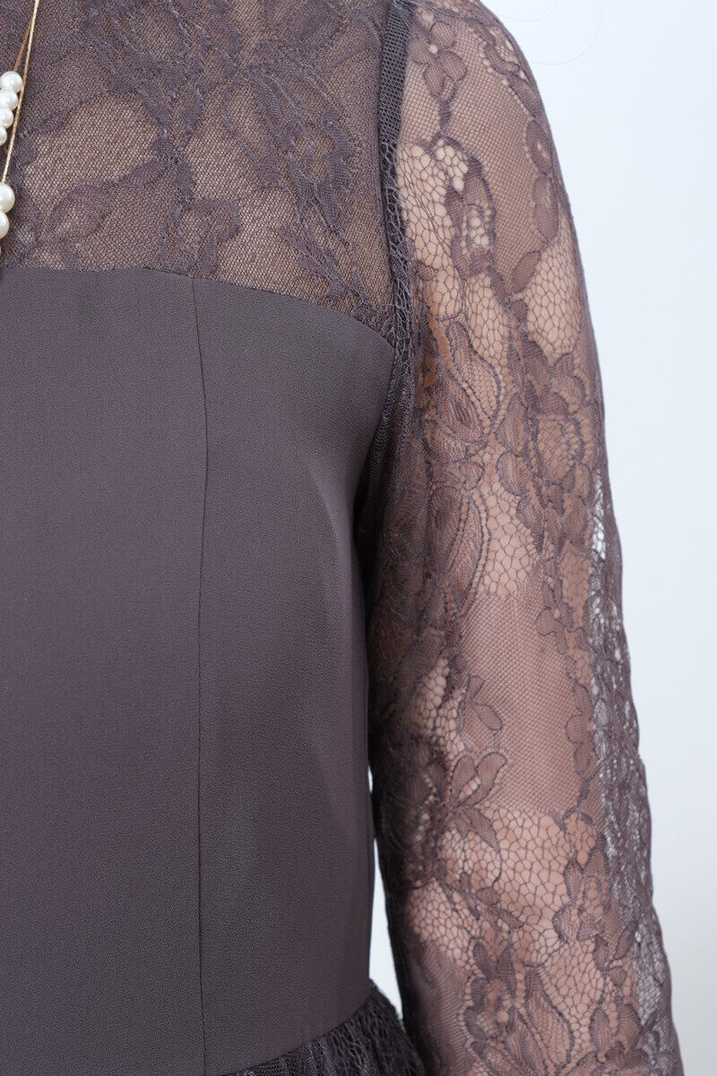 ブラウングレーのサイドレースイレギュラーヘムドレス