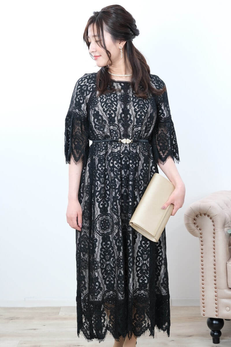 ブラックのフレアスリーブレースドレス