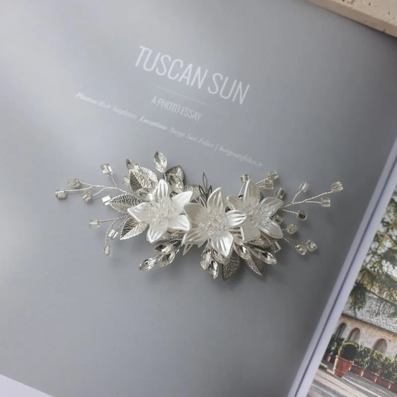 シルバーのフラワーヘアクリップ