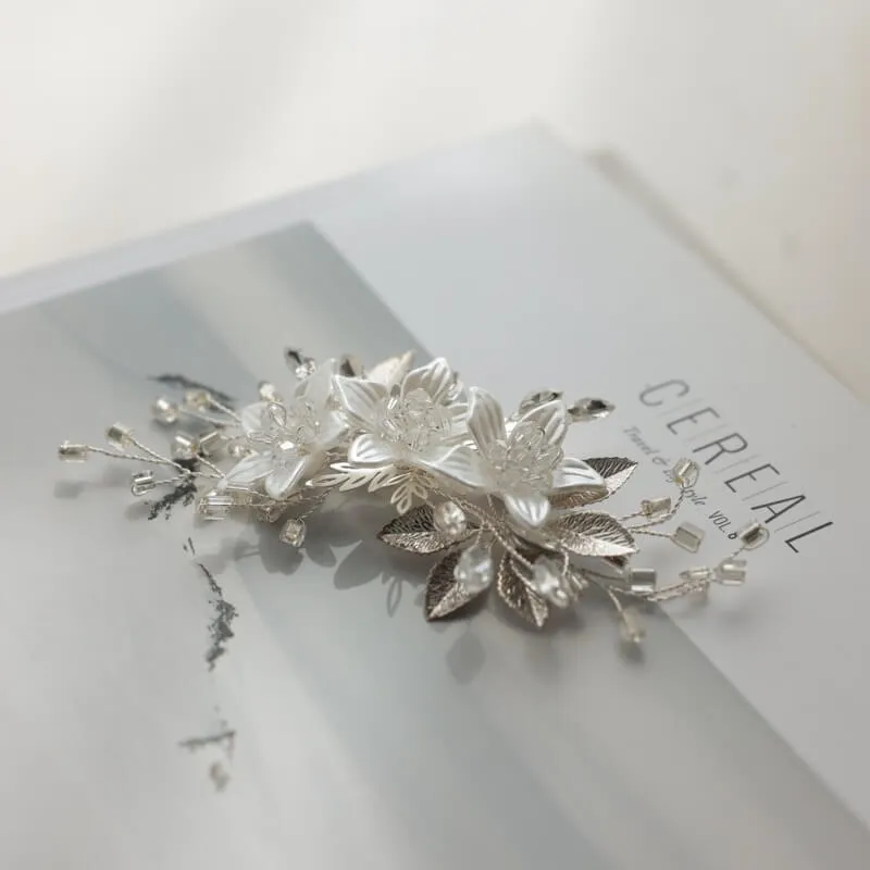 シルバーのフラワーヘアクリップ