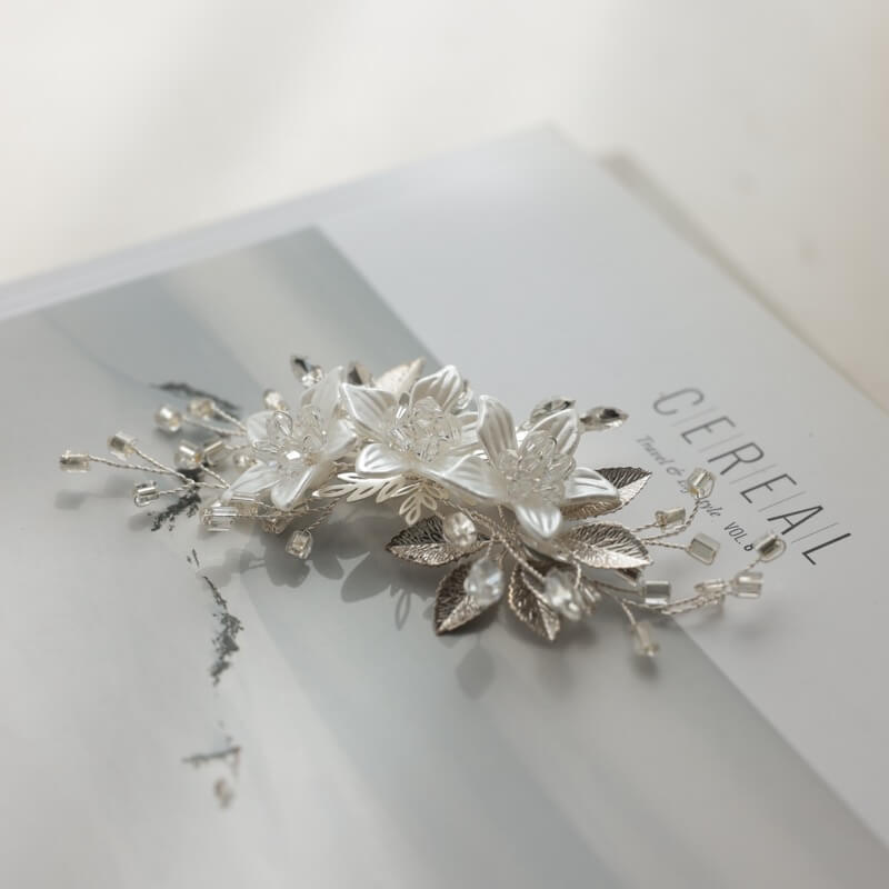 シルバーのフラワーヘアクリップ