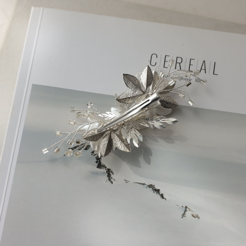 シルバーのフラワーヘアクリップ