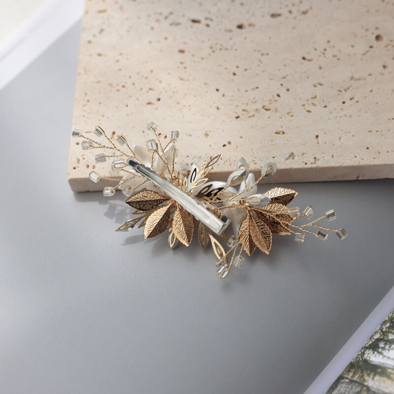 ゴールドのフラワーヘアクリップ