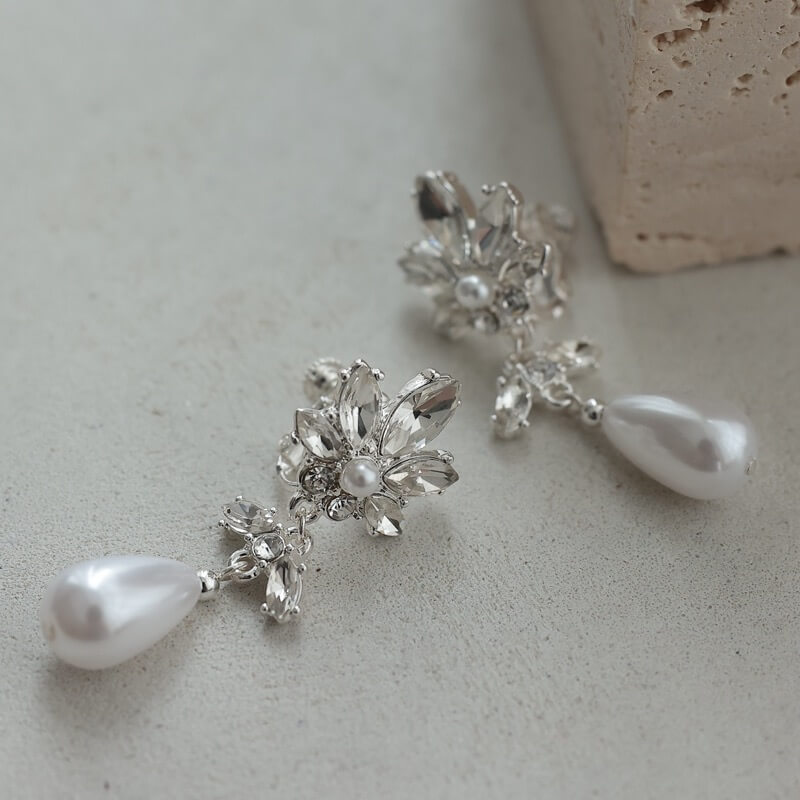 シルバービジューのしずくパールイヤリング