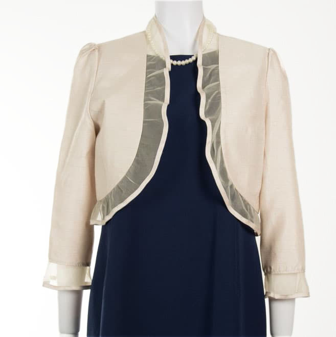 ベージュシャンタンの七分袖ボレロ