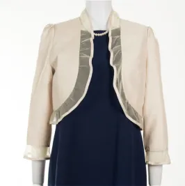 ベージュシャンタンの七分袖ボレロ