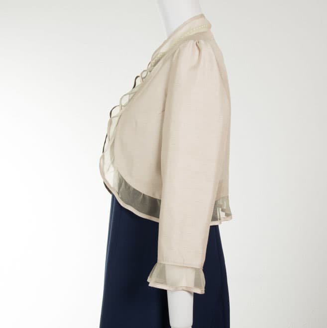 ベージュシャンタンの七分袖ボレロ