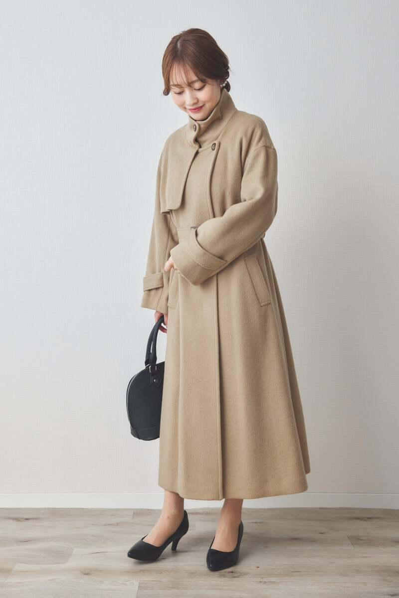 キャメルのスタンドカラーウールコート