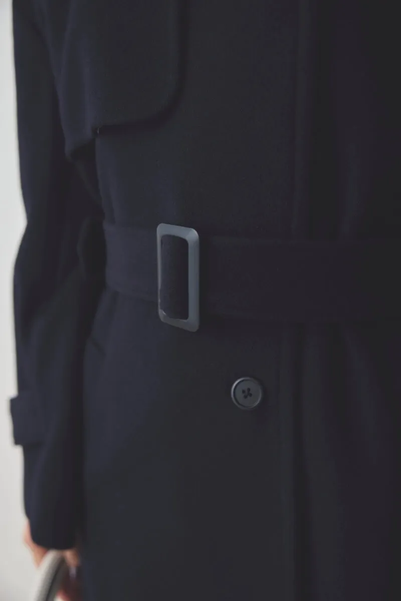 ネイビーのスタンドカラーウールコート