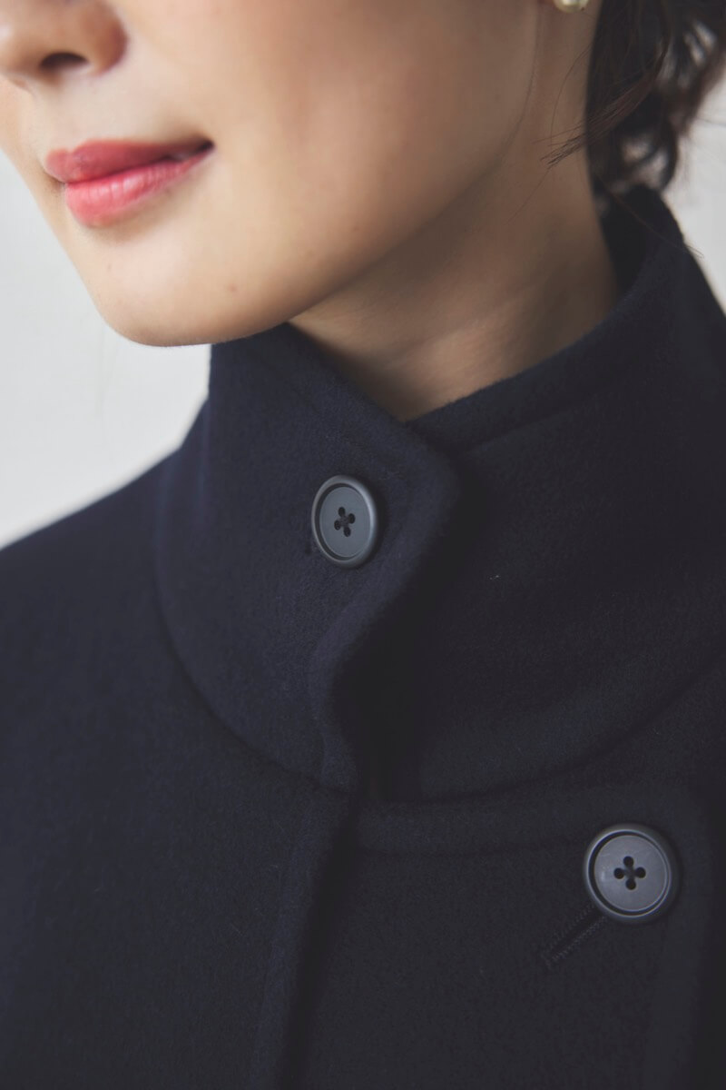 ネイビーのスタンドカラーウールコート