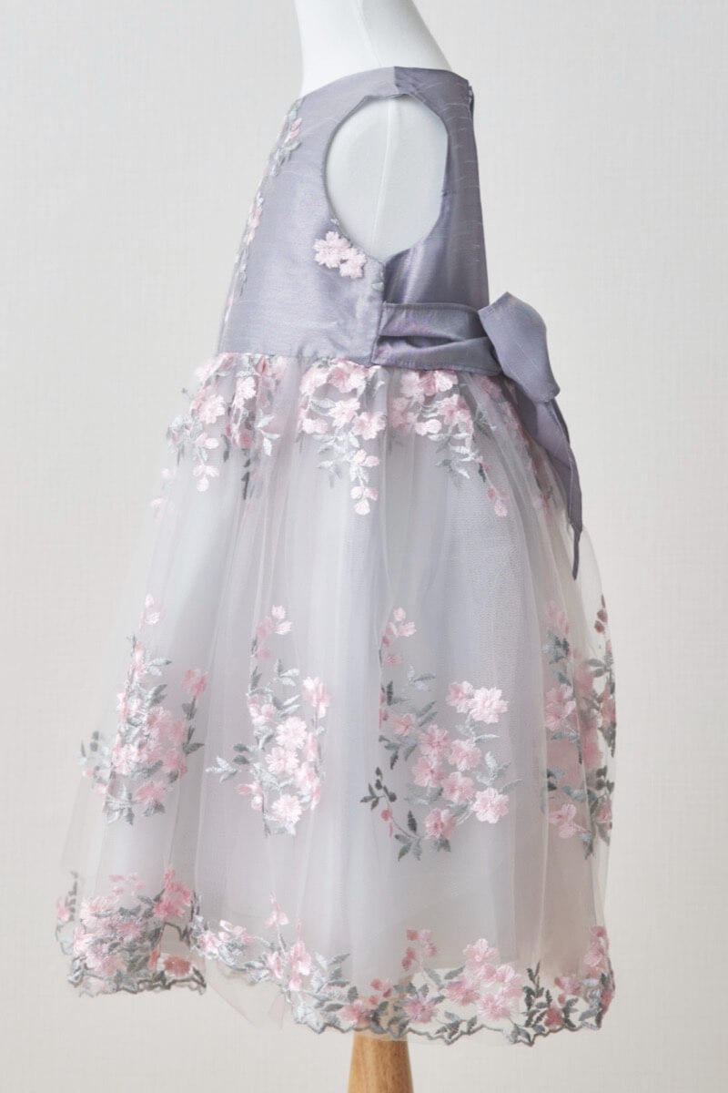 シルバーグレーのフラワーエンブロイダリーキッズドレス