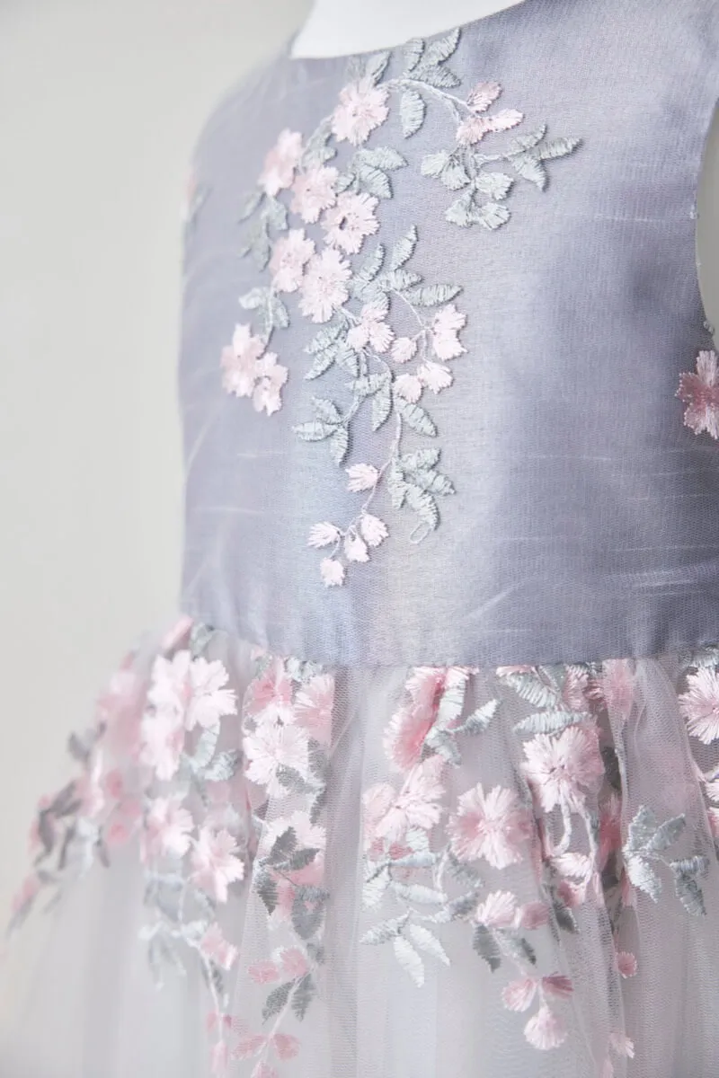 シルバーグレーのフラワーエンブロイダリーキッズドレス
