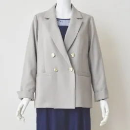 ライトグレーのダブルジャケット