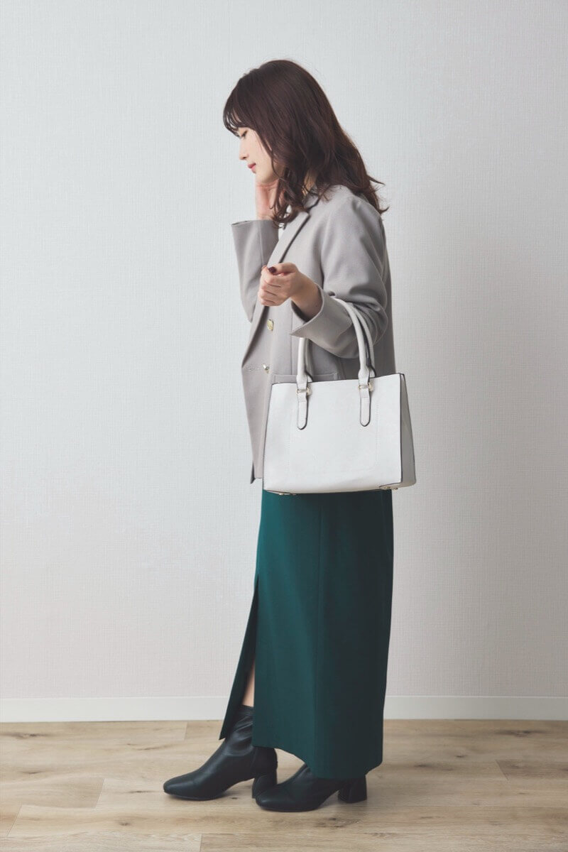 ライトグレーのダブルジャケット