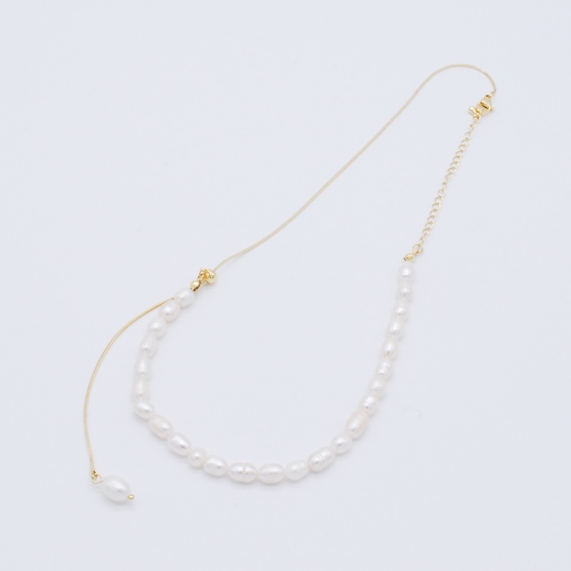 ゴールドチェーンのポイントパールネックレス