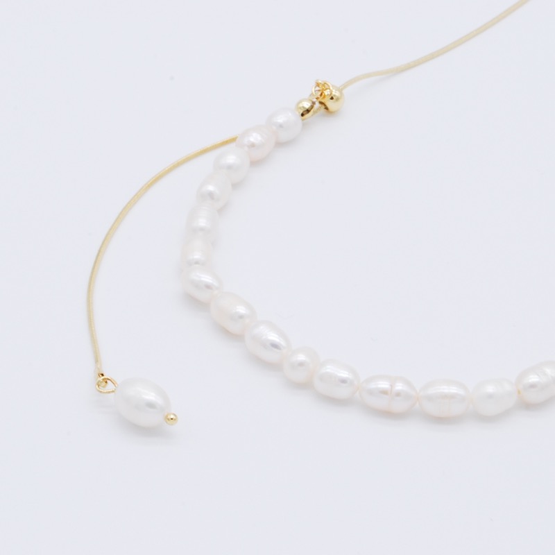 ゴールドチェーンのポイントパールネックレス