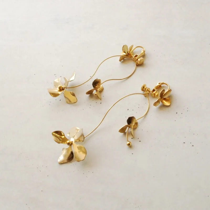 ゴールドのアンティークフラワーイヤリング