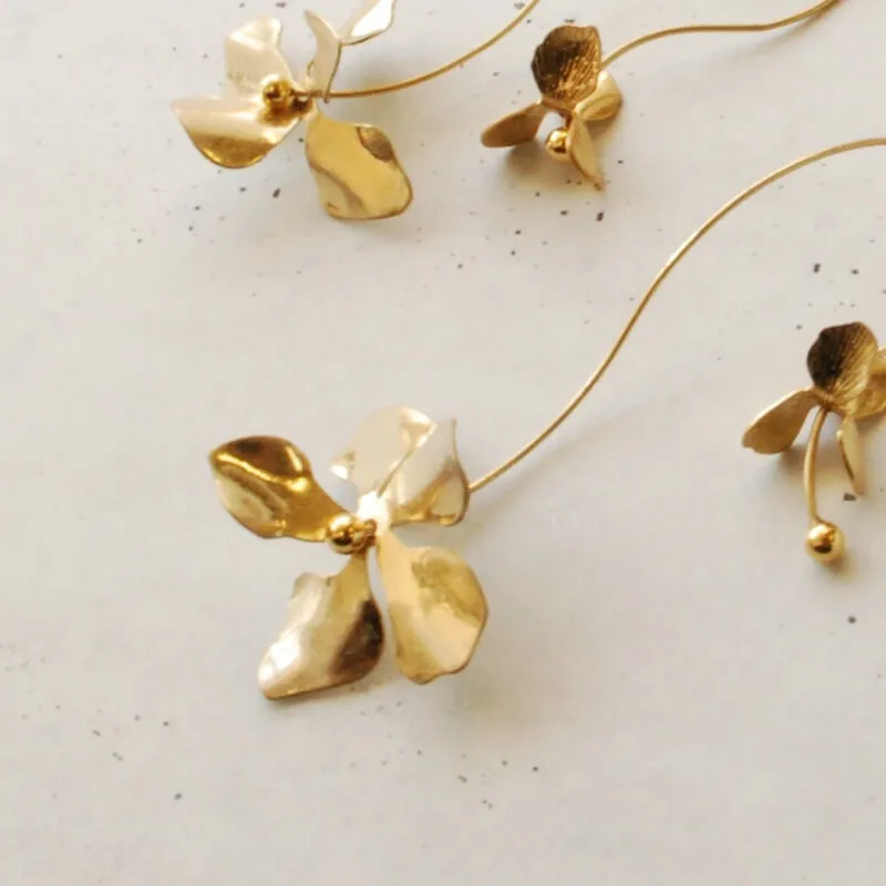 ゴールドのアンティークフラワーイヤリング