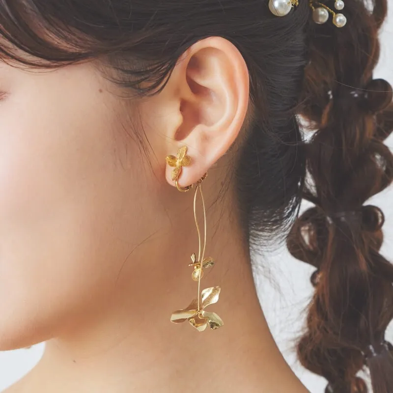 ゴールドのアンティークフラワーイヤリング